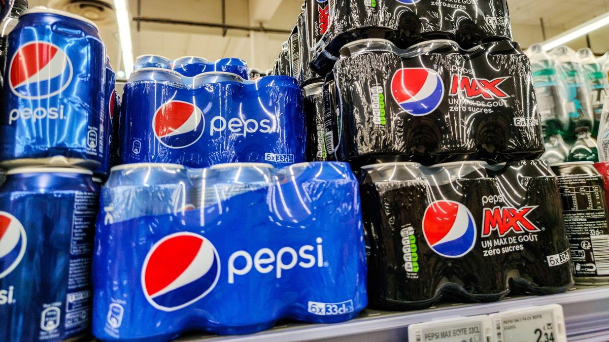 Carrefour už se na ty ceny nemohl dívat. „Nepřijatelně drahou“ Pepsi stáhl z pultů